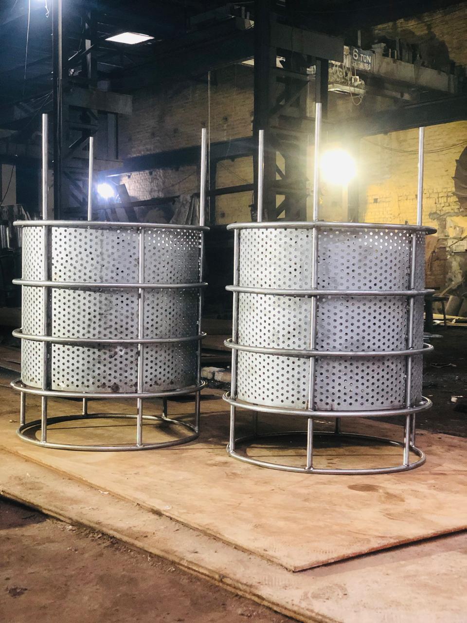 Perforated charge carrier baskets